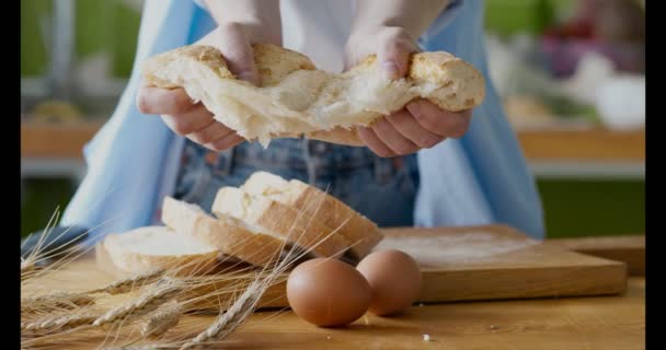 Femme boulanger rompre pain croustillant, montrant boulangerie fraîche — Video