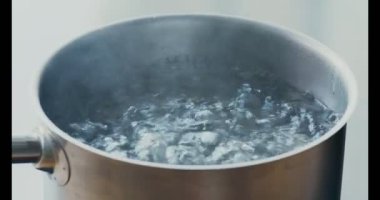 Mutfak ocağında sıcak su kaynıyor.