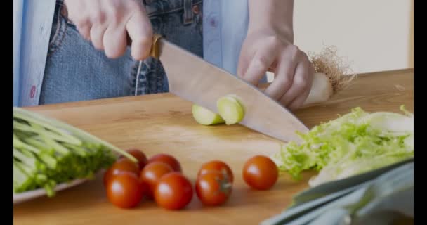 Kvinna skivning färsk grön purjolök för hälsosam grönsakssallad — Stockvideo