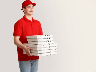 Bir parti için büyük pizza siparişi. Kuryenin elinde bir sürü kutu var.