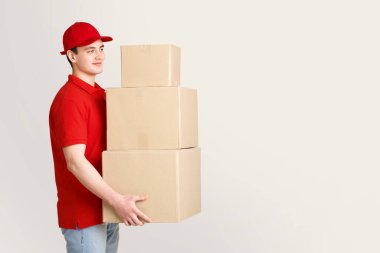 Postacı paket dağıtır. İşçi elinde bir yığın paket tutuyor.