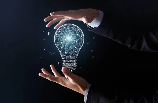 Novas ideias com inovação e criatividade. mãos homem fazer truque e brilhando abstrato lâmpada aparece — Fotografia de Stock