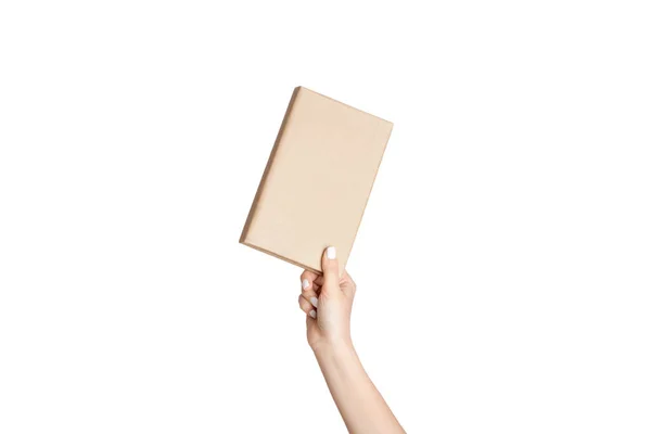 Γυναικείο χέρι δείχνει σκληρό εξώφυλλο χάρτινο βιβλίο σε λευκό φόντο, closeup — Φωτογραφία Αρχείου