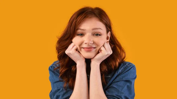 Encantadora millennial chica sonriendo a cámara posando sobre amarillo fondo — Foto de Stock