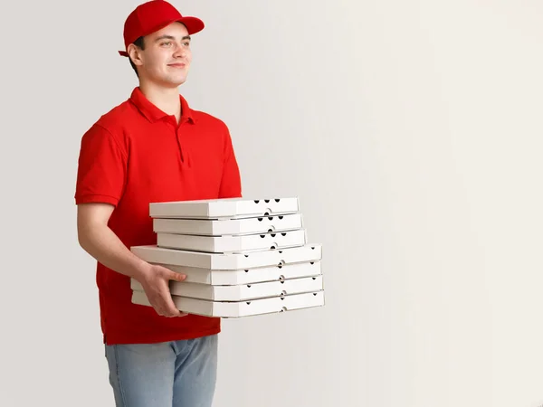 Une énorme commande de pizza pour une fête. Courier détient beaucoup de boîtes — Photo
