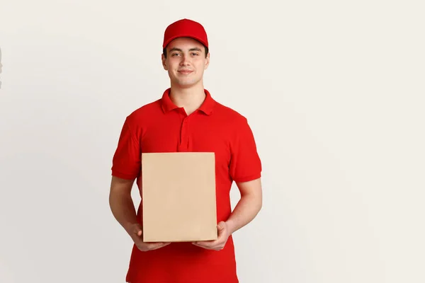 快递工作就是把包裹送到顾客手中.送货者拿着纸板箱 — 图库照片