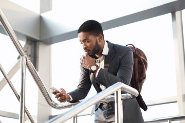 Afrikalı İş Adamı Akıllı Telefon Kullanıyor Tren İstasyonunda Bekliyor