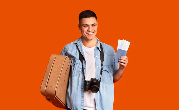 Chico hipster excitado con maleta, pasaporte y boletos — Foto de Stock