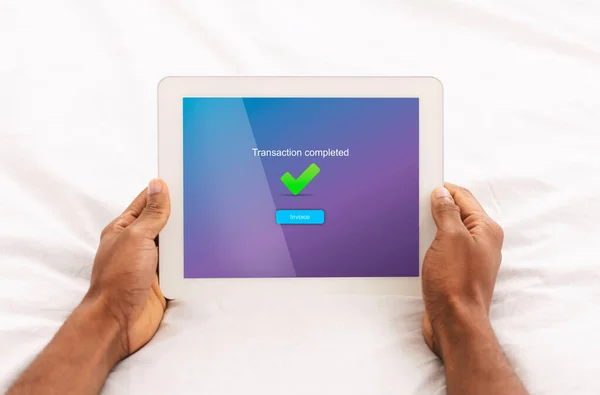 E-Banking. Hombre negro sosteniendo tableta digital con la notificación completada transacción en la pantalla — Foto de Stock