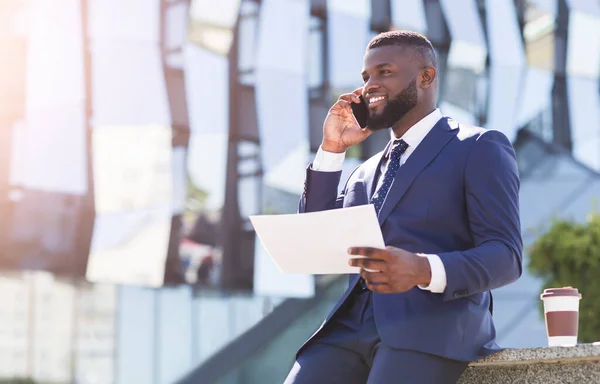 Fröhlicher Unternehmer bei Telefongesprächen über Deal im Freien — Stockfoto