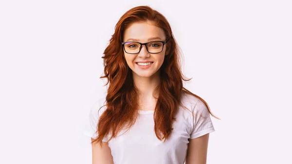 Chica Pelirroja en Gafas Sonriendo a Cámara, Panorama, Tiro de Estudio — Foto de Stock