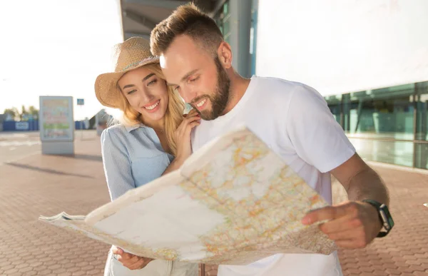 Turistas mirando el mapa eligiendo destinos — Foto de Stock