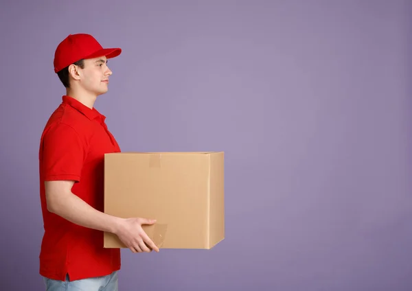 Esperando el paquete en casa. Mensajero entregado caja de cartón grande a puerta — Foto de Stock