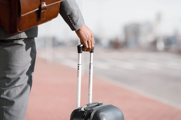 Empresario irreconocible parado en el aeropuerto esperando taxi al aire libre, recortado — Foto de Stock