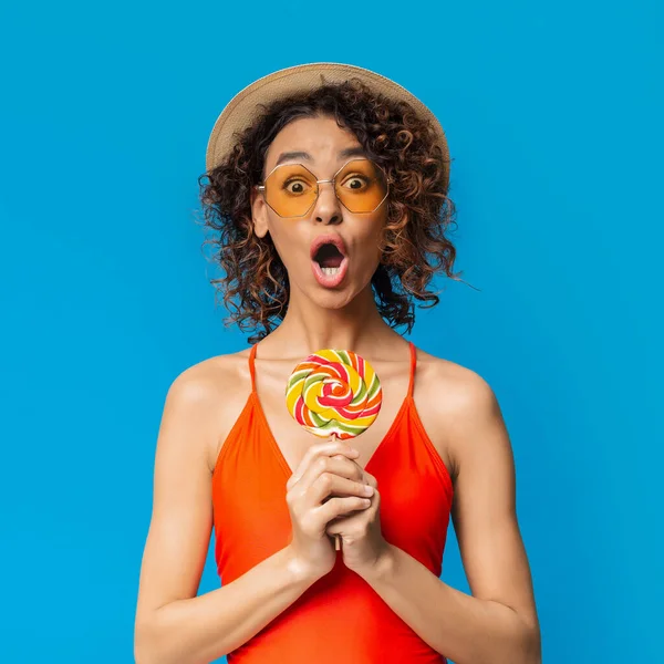 Penjualan musim panas. Shocked Black Girl In Swimsuit Posing With Lollipop Candy — Stok Foto