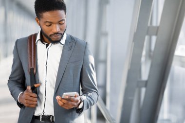 Siyah Girişimci Havalimanında Akıllı Telefon Bavuluyla Yürüyor