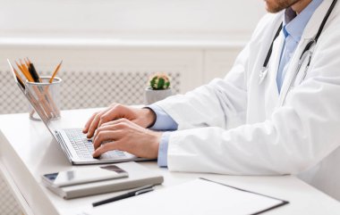Ofiste bilgisayarda yazan doktor, kapatın.