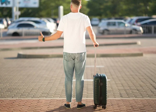 Taksi yakalamaya çalışan bir turist, havaalanına varıyor.