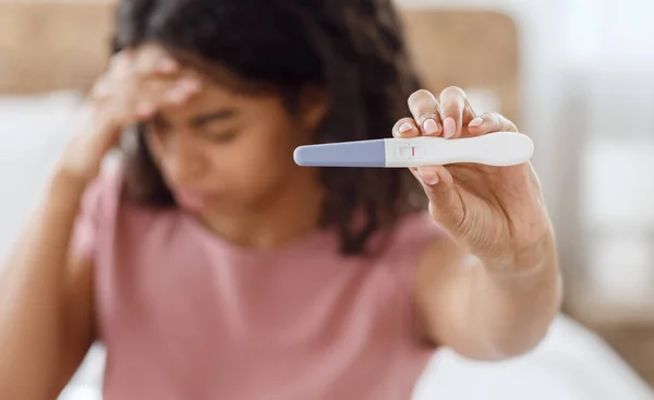 Deprimida senhora negra segurando teste de gravidez negativo — Fotografia de Stock