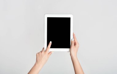 Beyaz arkaplandaki tablet bilgisayarın boş ekranına dokunan kadın eli, tasarımınız için bir model