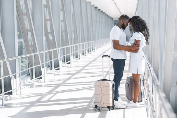 Reunión post-cuarentena. Romántica pareja abrazando en la terminal del aeropuerto — Foto de Stock