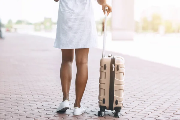 Περιμένω μετάθεση. Μαύρη γυναίκα στέκεται με αποσκευές στο χώρο στάθμευσης του αεροδρομίου — Φωτογραφία Αρχείου