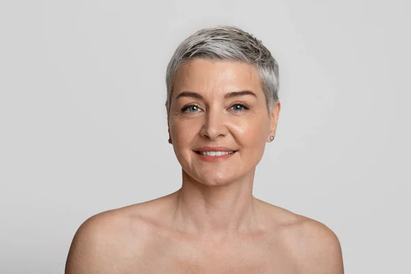 Skönhetsporträtt av leende naken medelålders kvinna med kort frisyr — Stockfoto