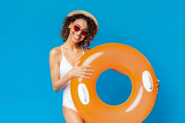 Retrato del verano de la mujer negra sonriente que usa traje de baño que posa con el anillo inflable —  Fotos de Stock