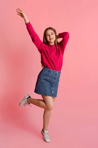 Feliz adolescente. Chica sonriente vestida casual rebotando y bailando — Foto de Stock