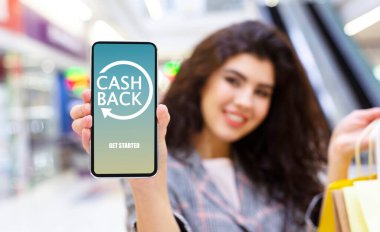 Ekranda Açık Nakit Uygulaması Olan Akıllı Telefonu Tutan Genç Kadın