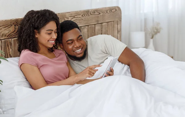 Afričan muž a žena tráví víkend spolu v posteli — Stock fotografie