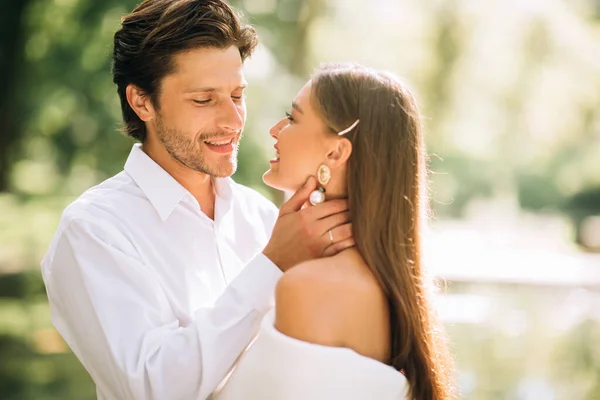 Recién casados pareja abrazando antes de beso en boda ceremonia en parque —  Fotos de Stock