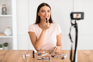 Güzellik Blogcusu Kız İçerideki Blog için Video Hazırlıyor