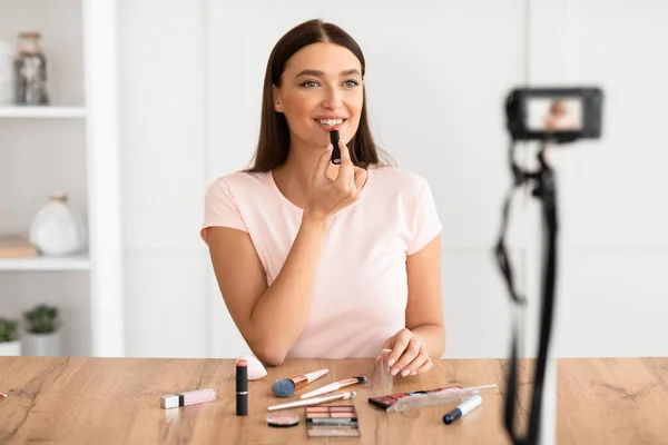 美容ブロガーの女の子は、ブログのための化粧ビデオチュートリアルを作る屋内 — ストック写真