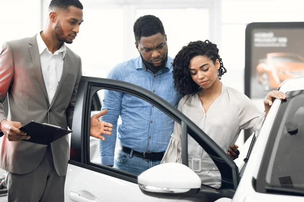 Casal Africano Descontente Escolhendo Novo Automóvel Na Loja De Liderança — Fotografia de Stock