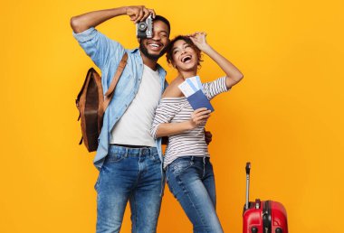 Çantalı ve Kameralı Afrikalı Çift Pozisyonu Sarı Arkaplan