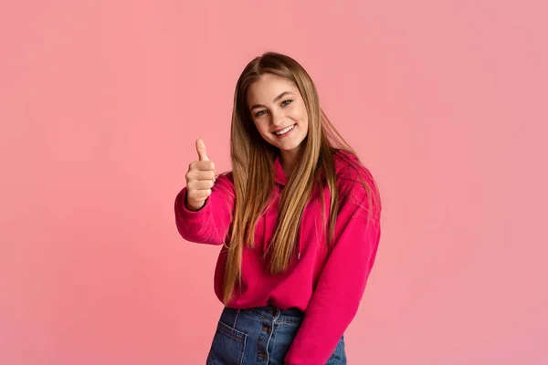 El gesto de la mano es excelente. Sonriente adolescente chica mostrando pulgares hacia arriba — Foto de Stock