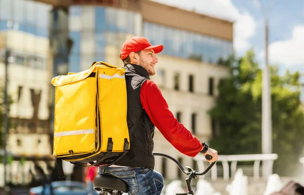 Courier Guy entregando comida equitação bicicleta na cidade — Fotografia de Stock