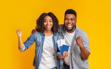 Coronavirus 'tan sonra. Pasaportlar ve biletlerle Zaferi Kutlayan Öforik Siyah Çift