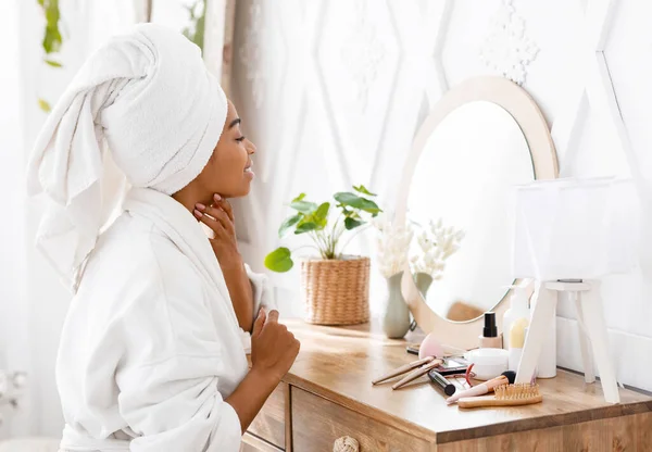 Atraktivní černošky žena sedí u stolu připraven pro domácí kosmetické ošetření — Stock fotografie