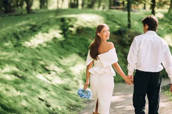 Mariée et marié marchant tenant la main ayant cérémonie de mariage en plein air — Photo