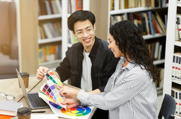 Skupina studentů, kteří drží různé barevné vzorníky — Stock fotografie