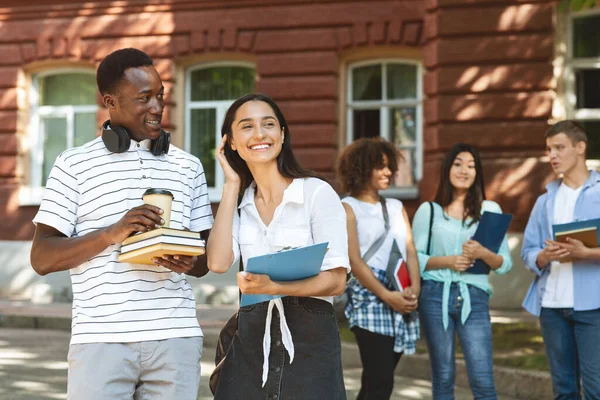 All'universita '. Allievi felici che riposano durante la pausa in Campus — Foto Stock