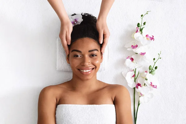 Sorrindo menina negra recebendo massagem na cabeça no spa — Fotografia de Stock