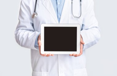 Doktorların elinde boş ekranlı dijital tablet.