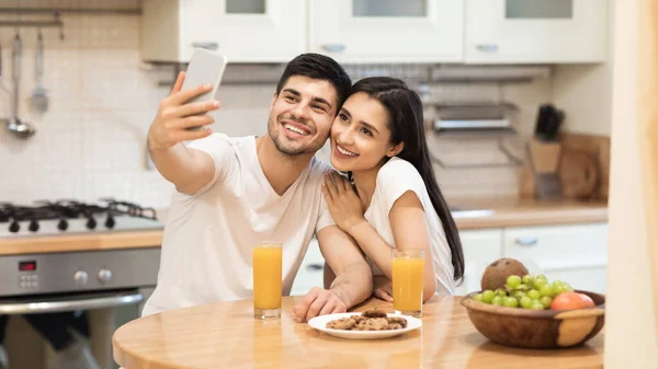 Krásný pár brát selfie spolu v kuchyni doma — Stock fotografie