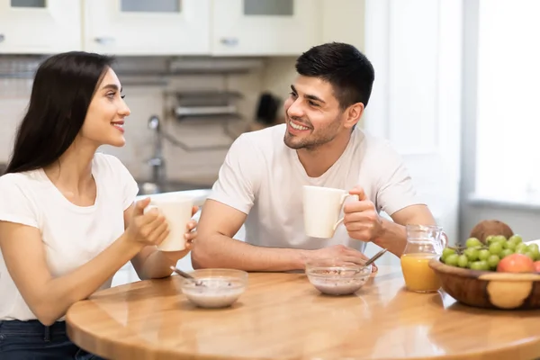 Preciosa familia disfrutando del desayuno juntos en su apartamento —  Fotos de Stock