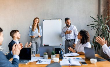 Modern Ofiste Başarılı Başlangıç Sunumundan Sonra İş Takımı Alkışlıyor