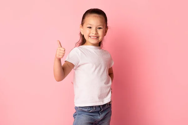 Asian girl showing thumb up and smiling — Stock Photo, Image