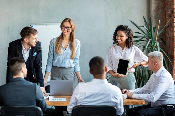 Coworkers Brainstorming ideia de negócio durante reunião corporativa no escritório moderno — Fotografia de Stock